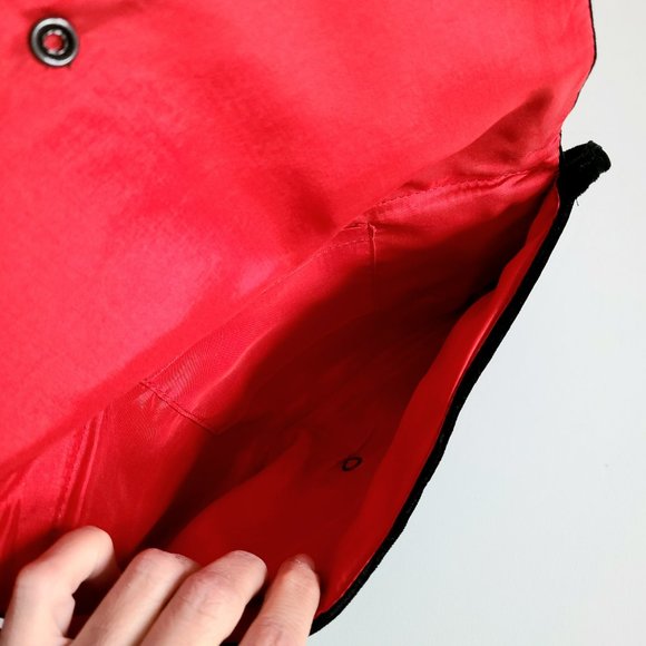 Black velvet crossbody purse with embroidered flowers. - Picture 5 of 5